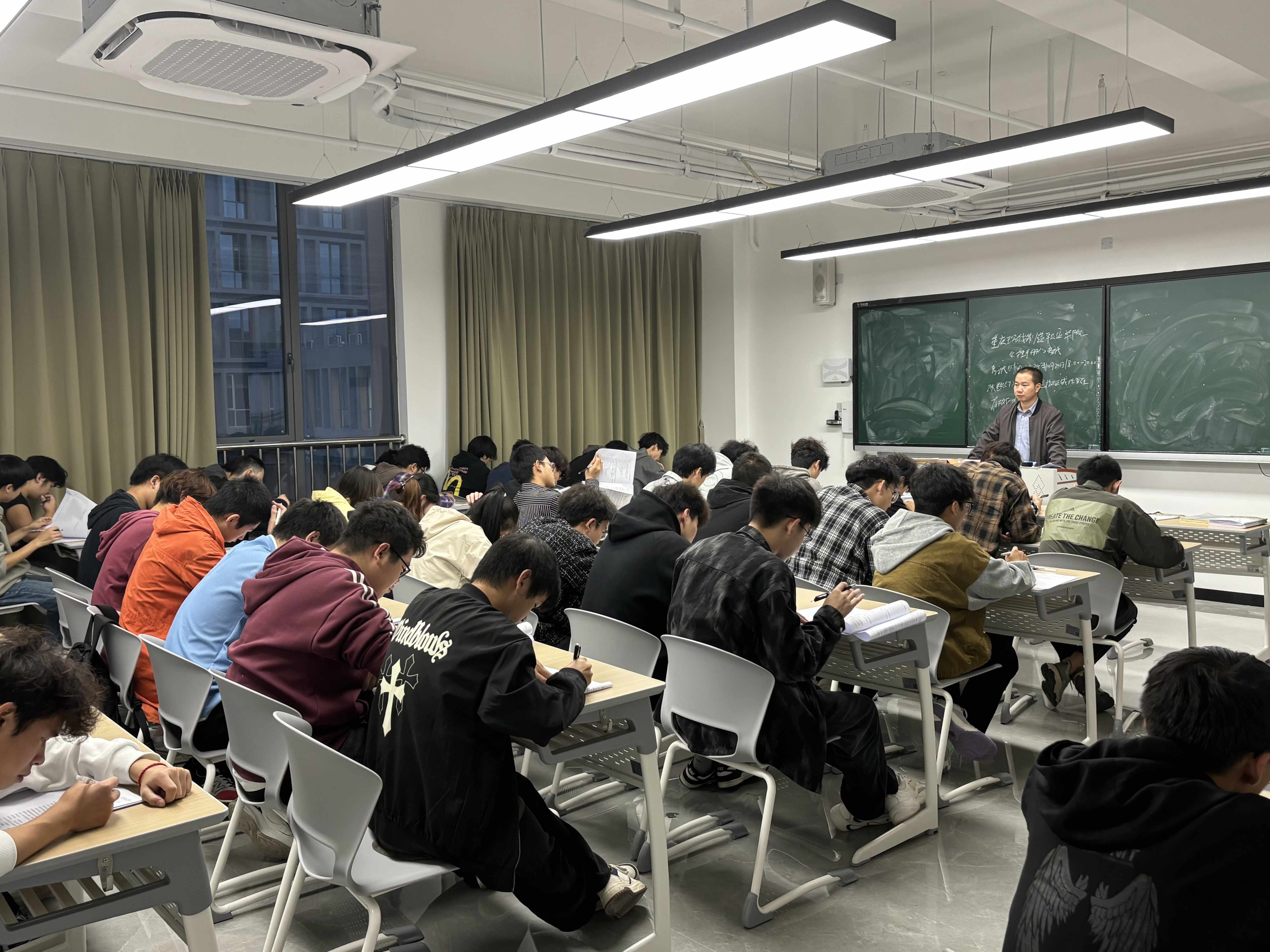 pa电子举行2024级新生《学生手册》考试工作