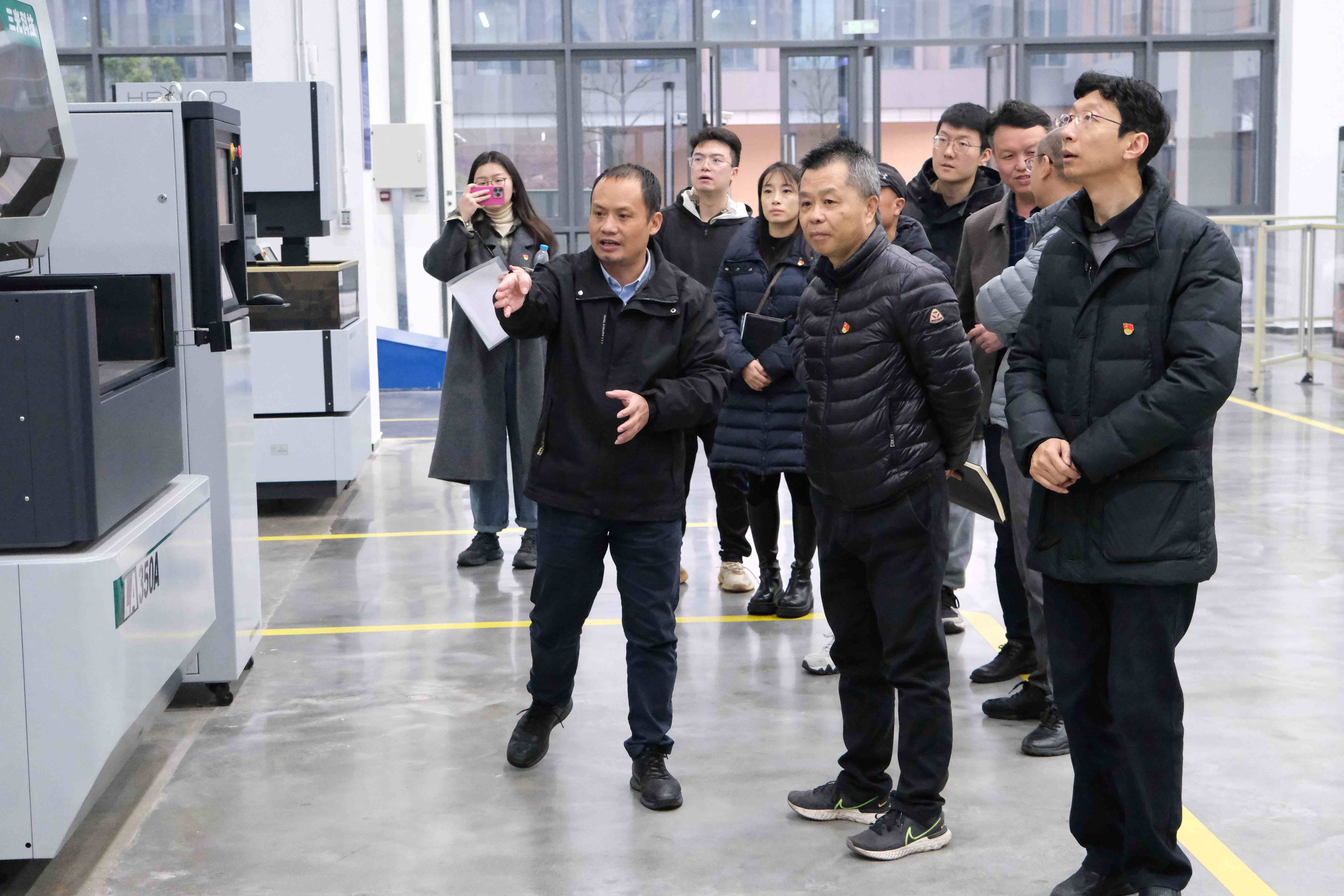 重庆电子科技职业大学财经管理学院党政班子莅临pa电子调研交流