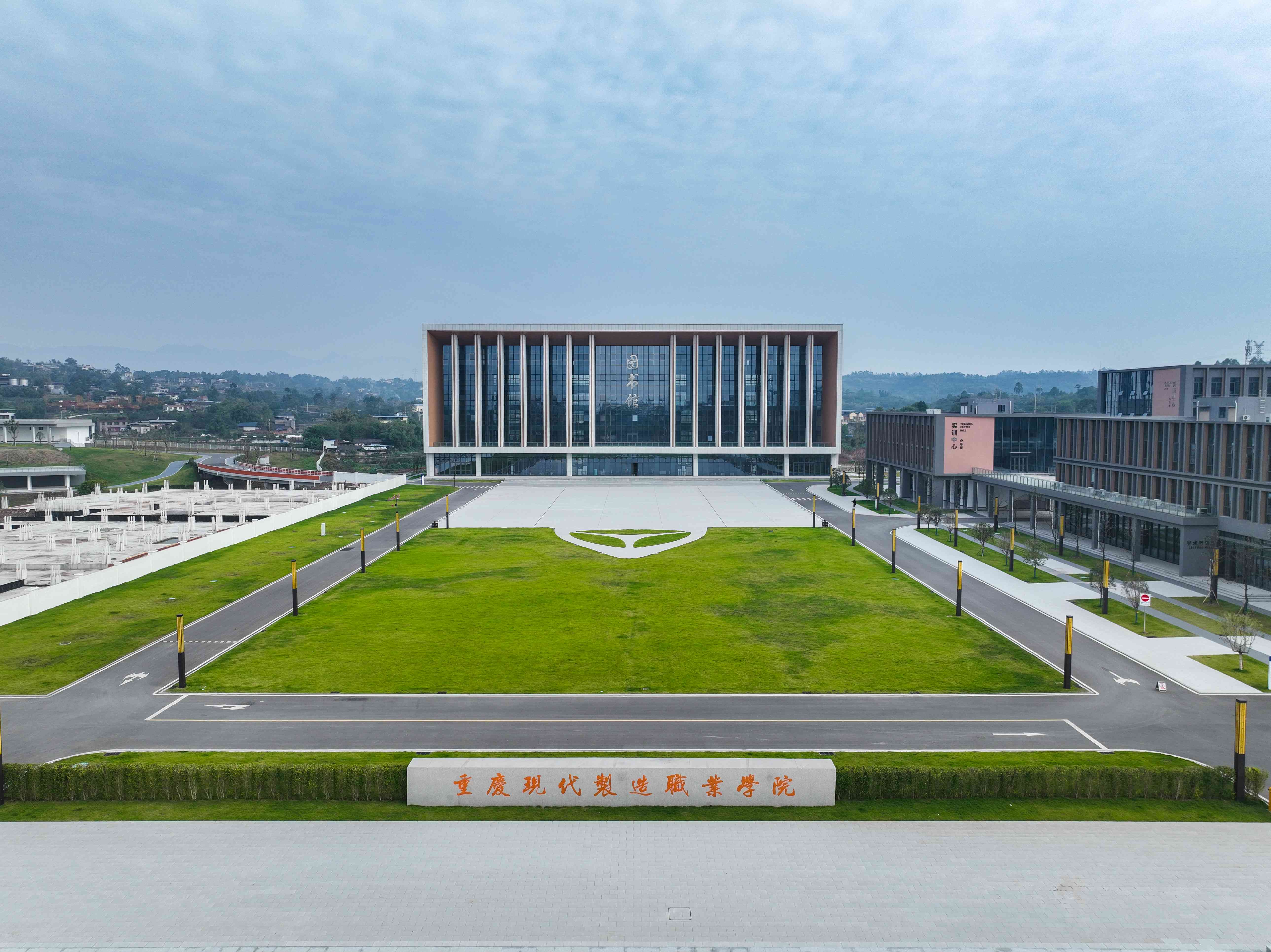 【新重庆】pa电子官方网站：专业设置与产业需求“同频共振” 解锁高素质技术技能人才“成长密码”