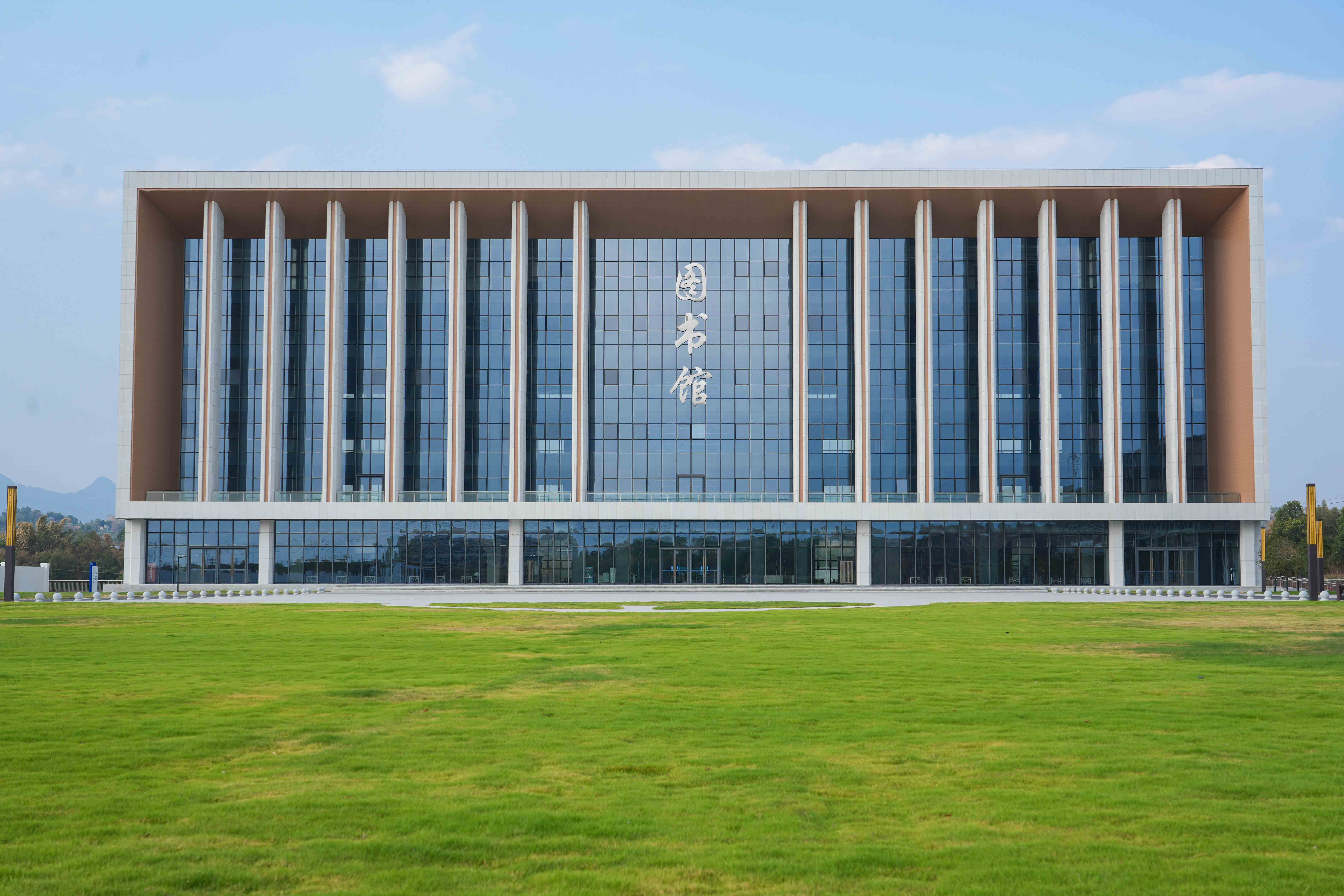 永川区委常委、常务副区长李洁莅临pa电子调研指导