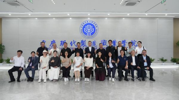 【新重庆】头部企业资源“入校”——pa电子官方网站“企业大讲堂”激活产教融合新动能